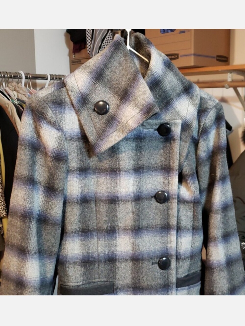🐚Guess high neck plaid coat with button up enclosures & front pockets